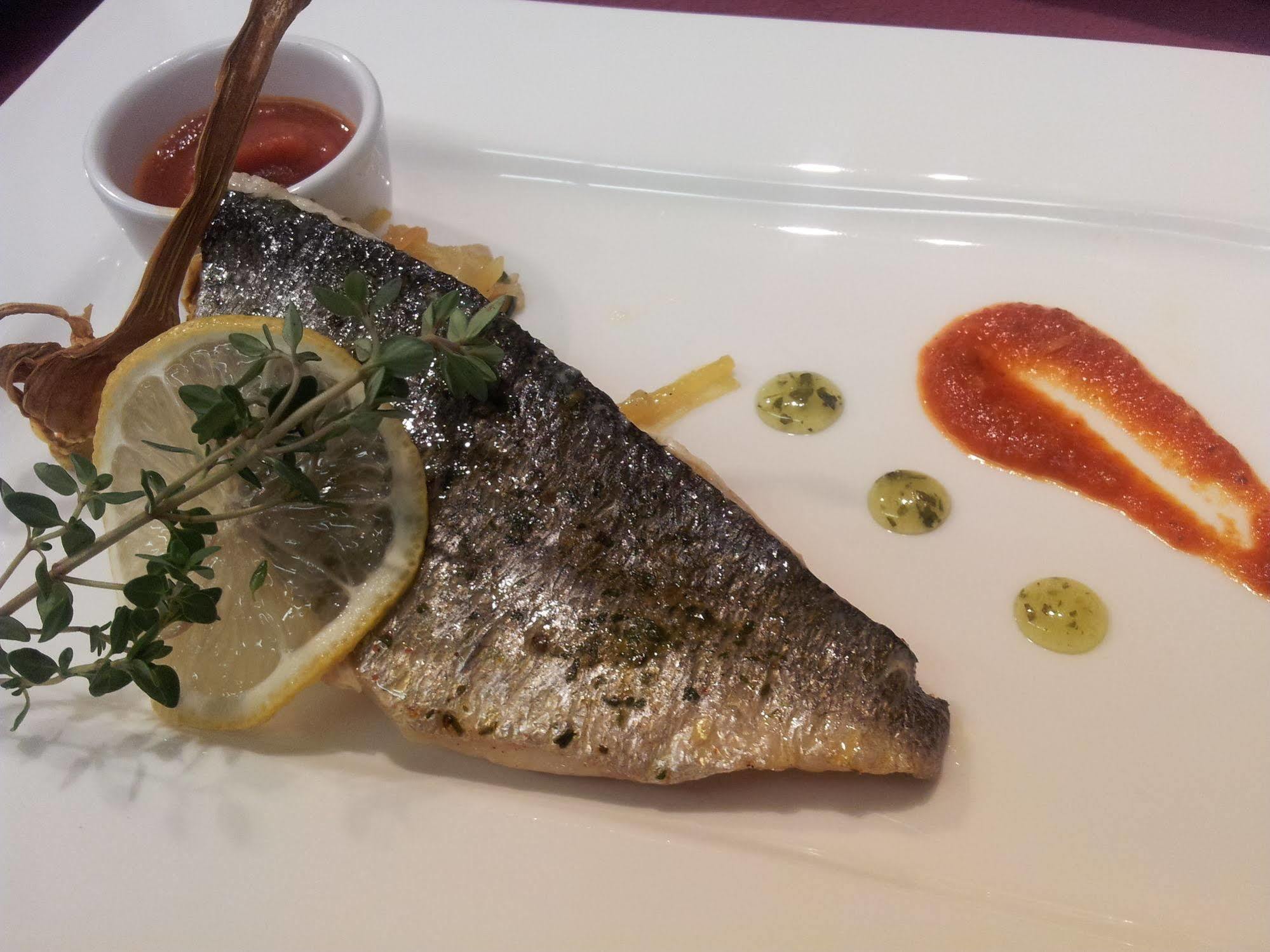 Reves Gourmands, Hotellerie & Gastronomie 韦尔纳亚 外观 照片